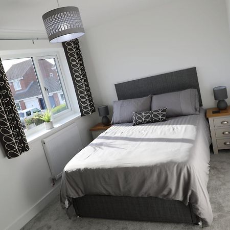 Modern, Two Double Bedroom House With Free Parking Chepstow Buitenkant foto
