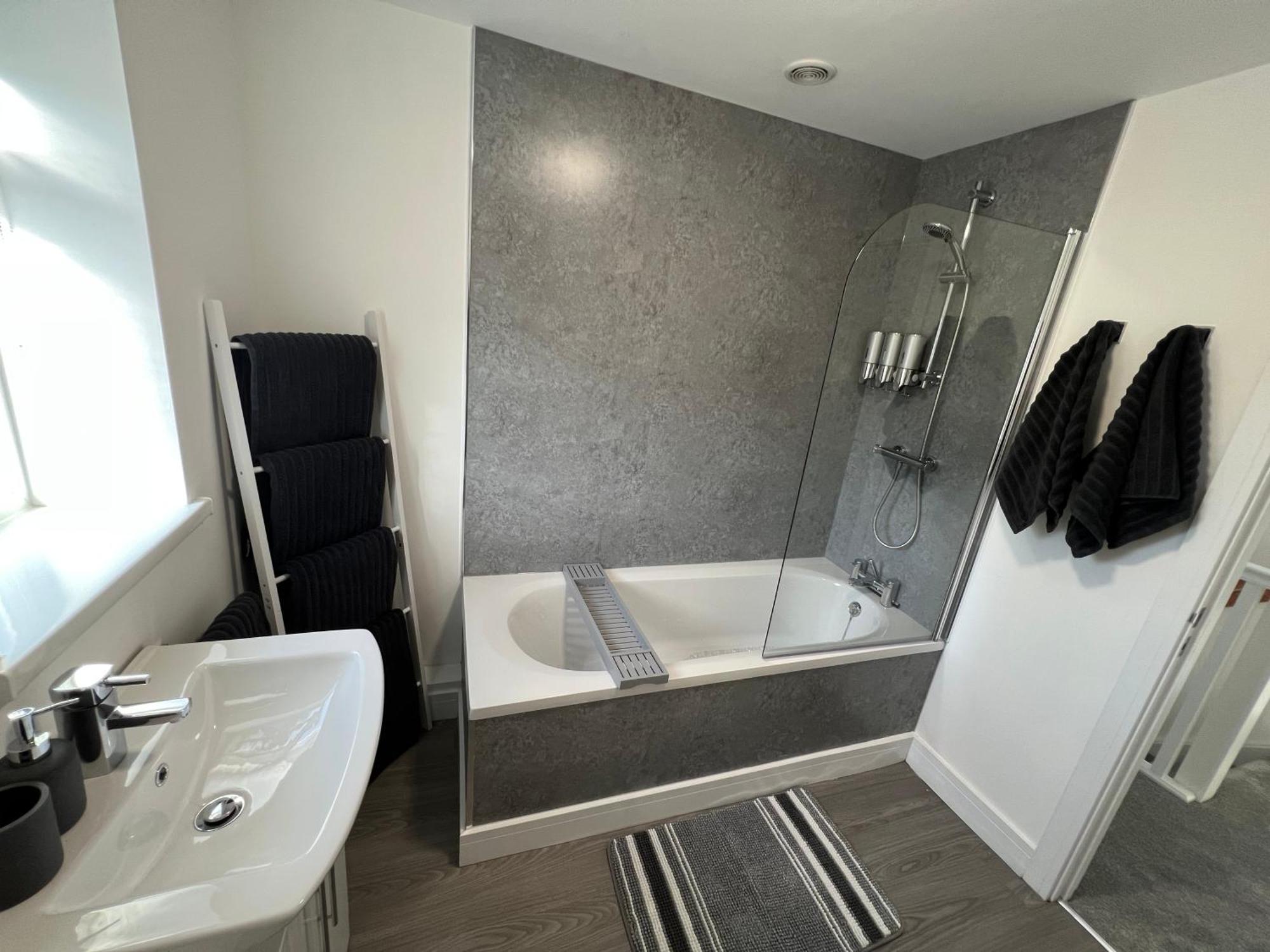 Modern, Two Double Bedroom House With Free Parking Chepstow Buitenkant foto