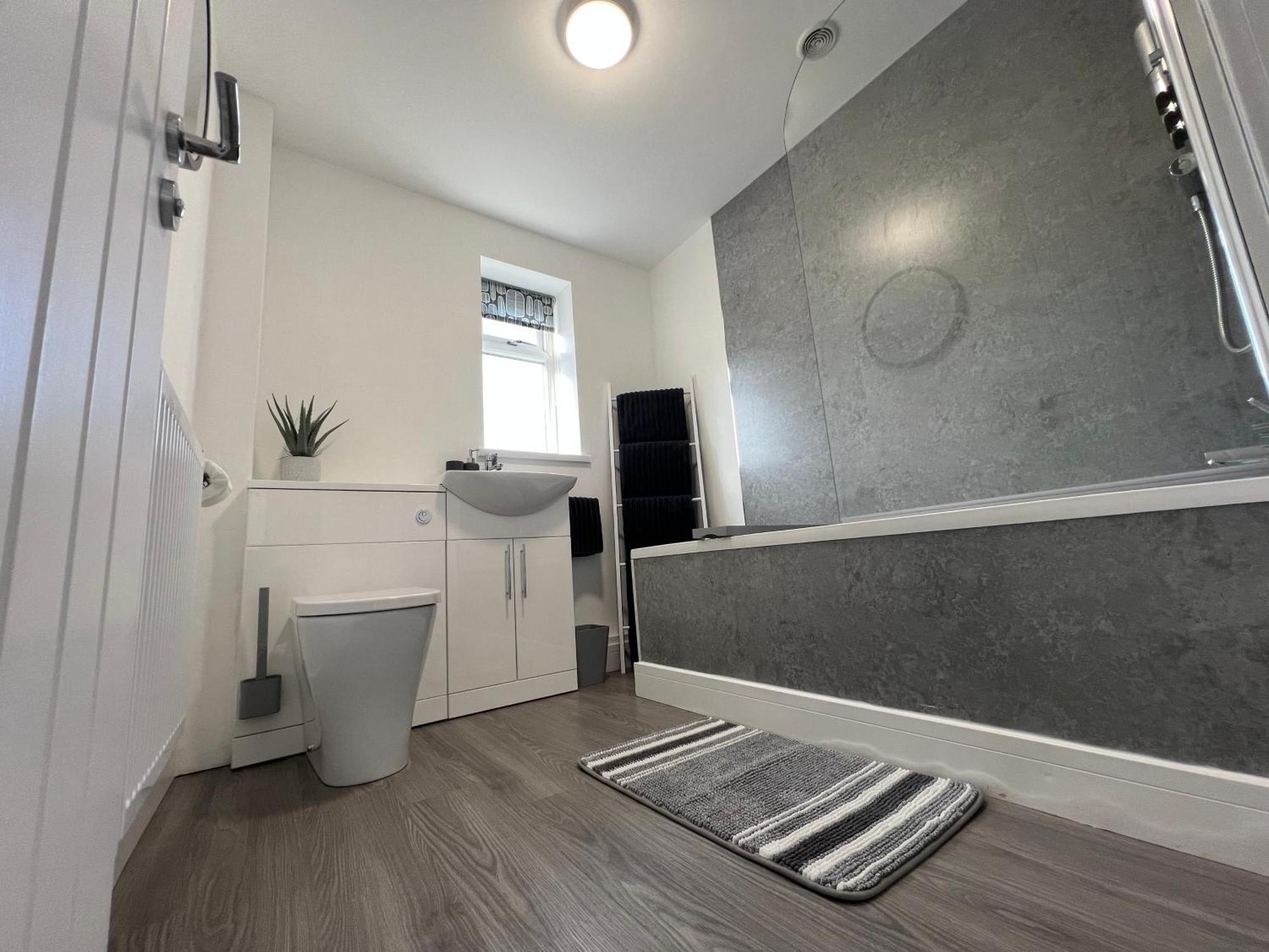 Modern, Two Double Bedroom House With Free Parking Chepstow Buitenkant foto