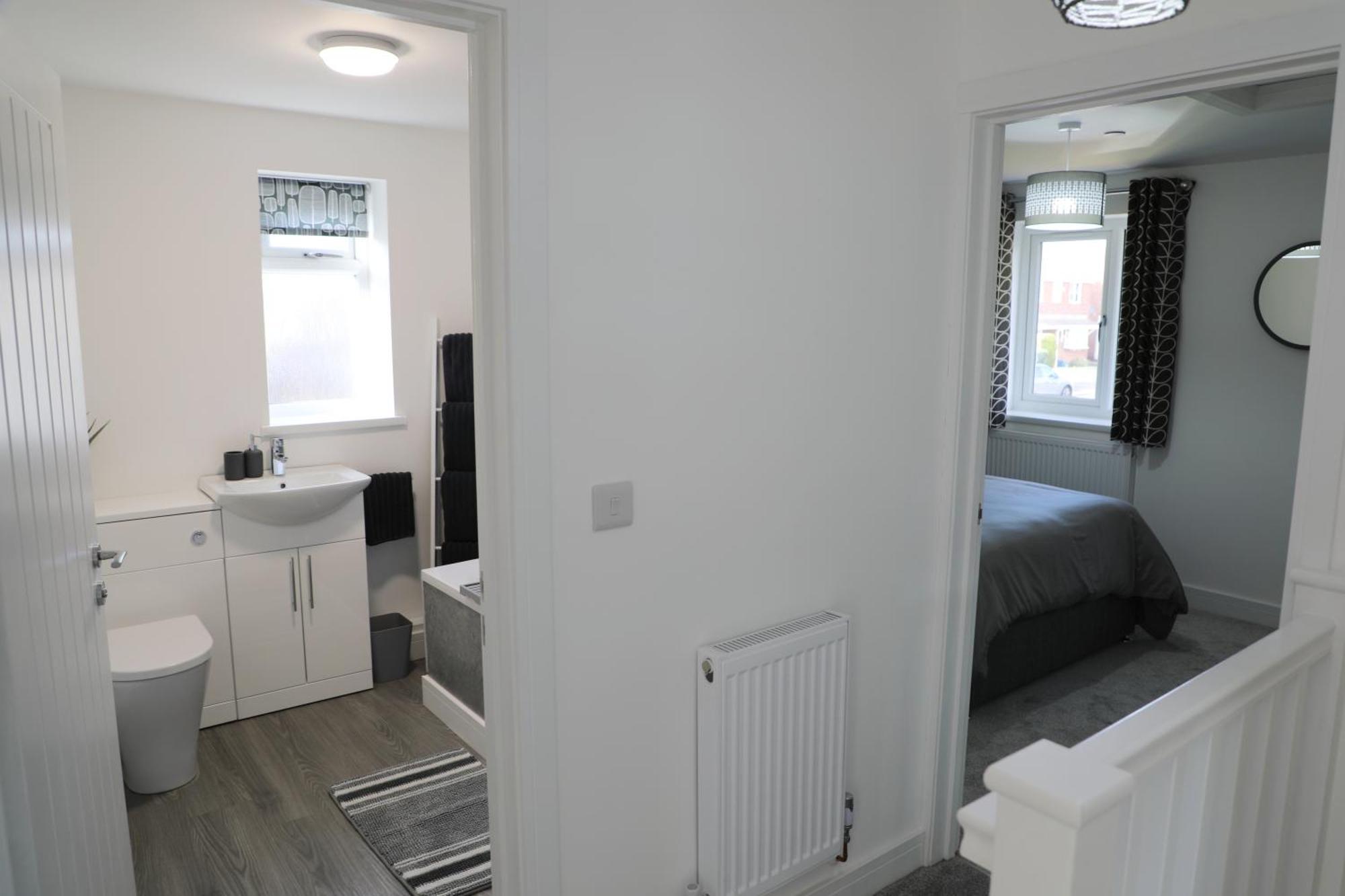 Modern, Two Double Bedroom House With Free Parking Chepstow Buitenkant foto