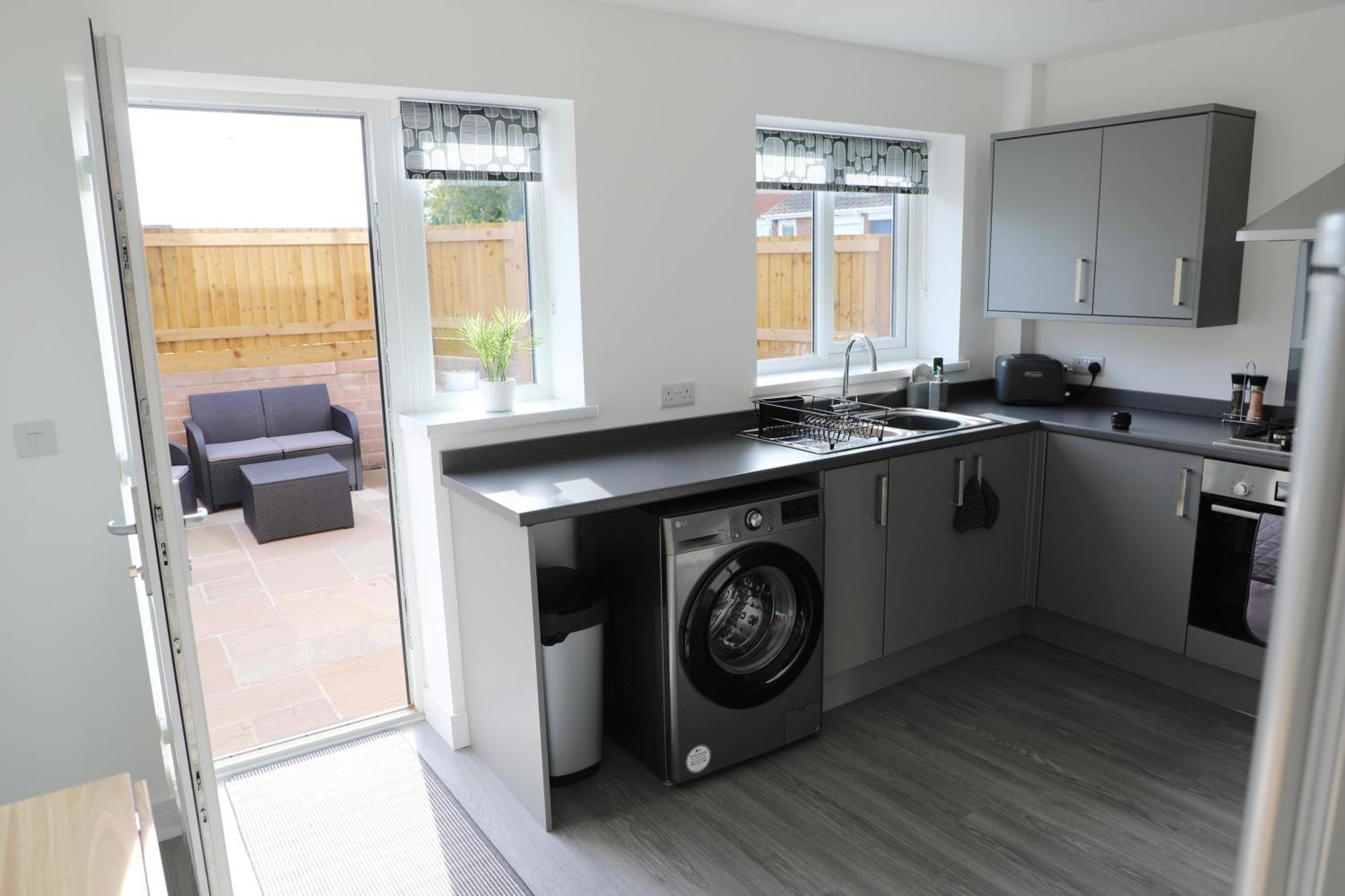 Modern, Two Double Bedroom House With Free Parking Chepstow Buitenkant foto
